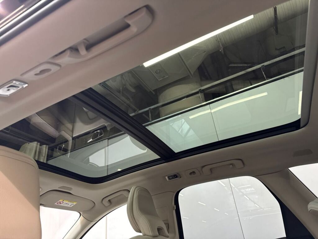 Volvo XC60 2021 Musta