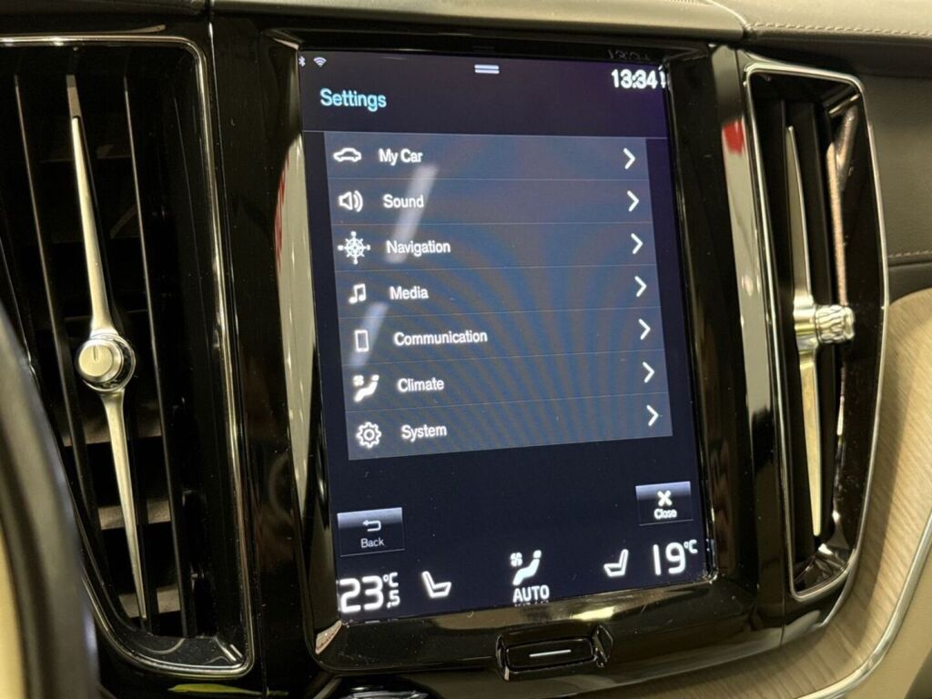 Volvo XC60 2021 Musta