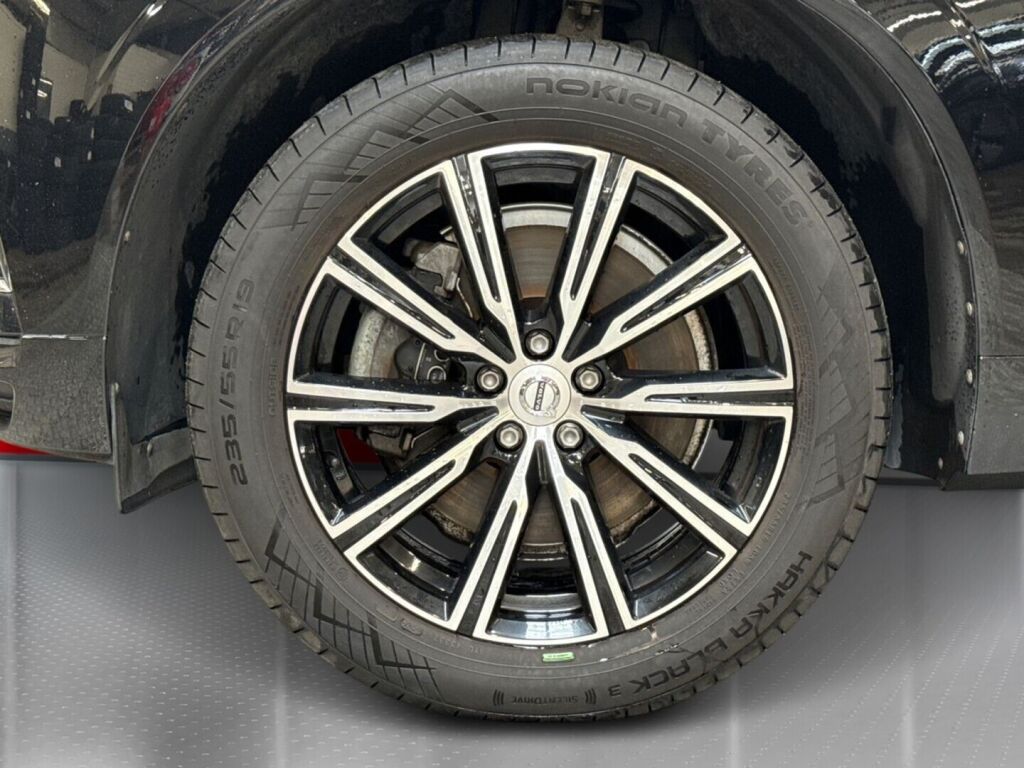 Volvo XC60 2021 Musta