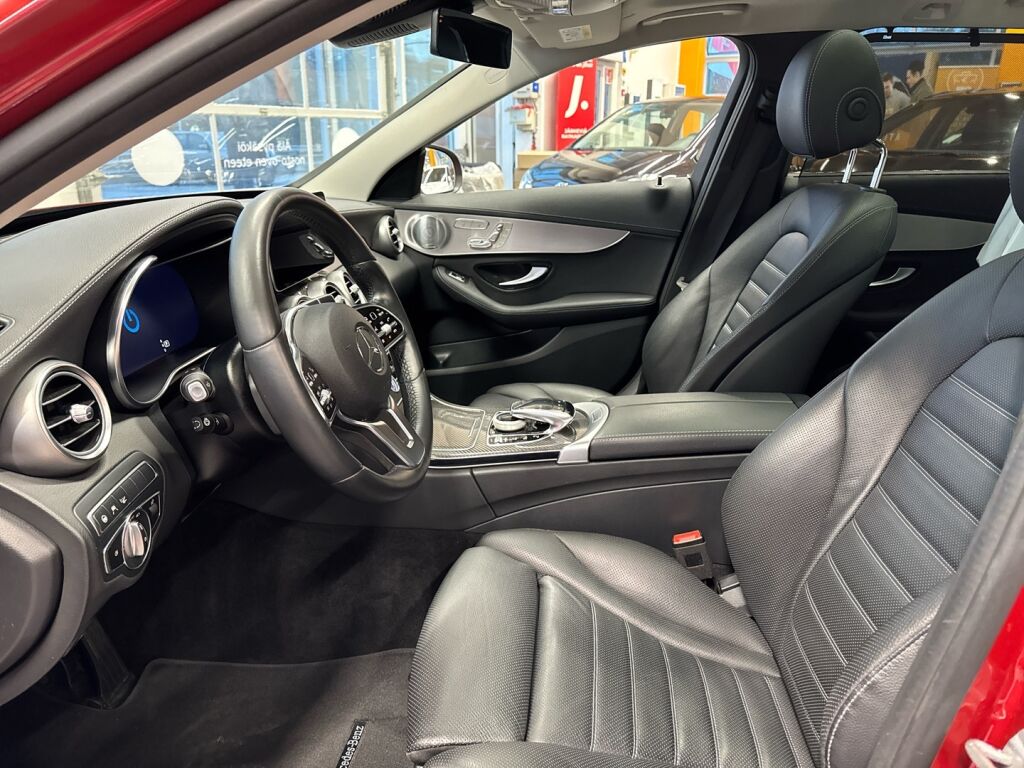Mercedes-Benz C 2021 Punainen
