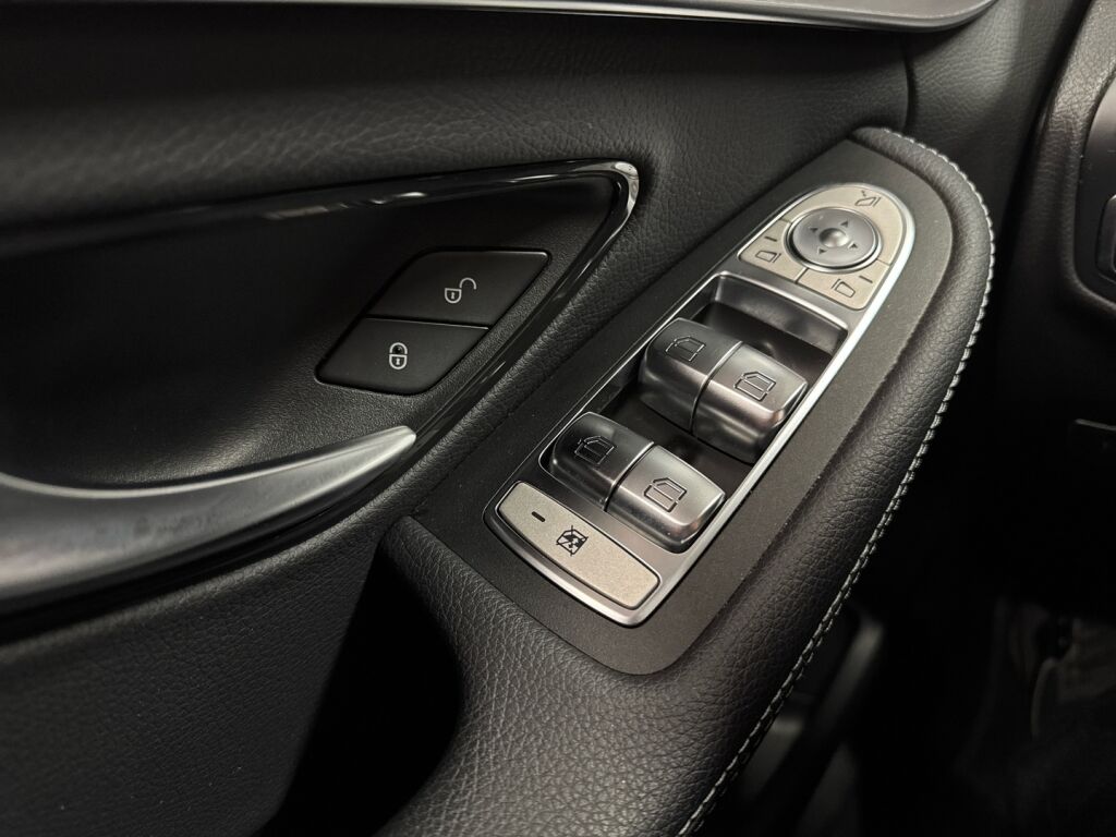 Mercedes-Benz C 2021 Punainen