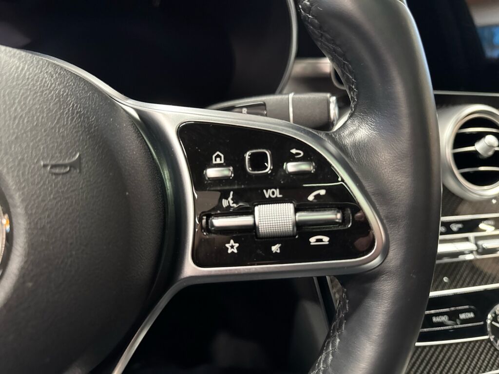 Mercedes-Benz C 2021 Punainen