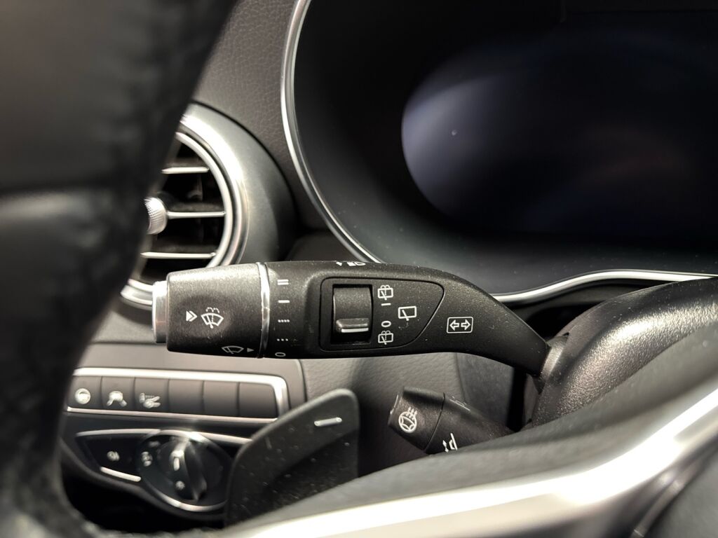 Mercedes-Benz C 2021 Punainen