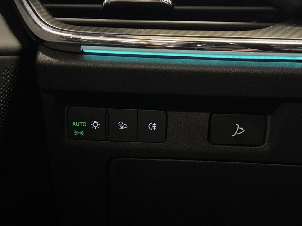 Skoda Enyaq 2022 Valkoinen