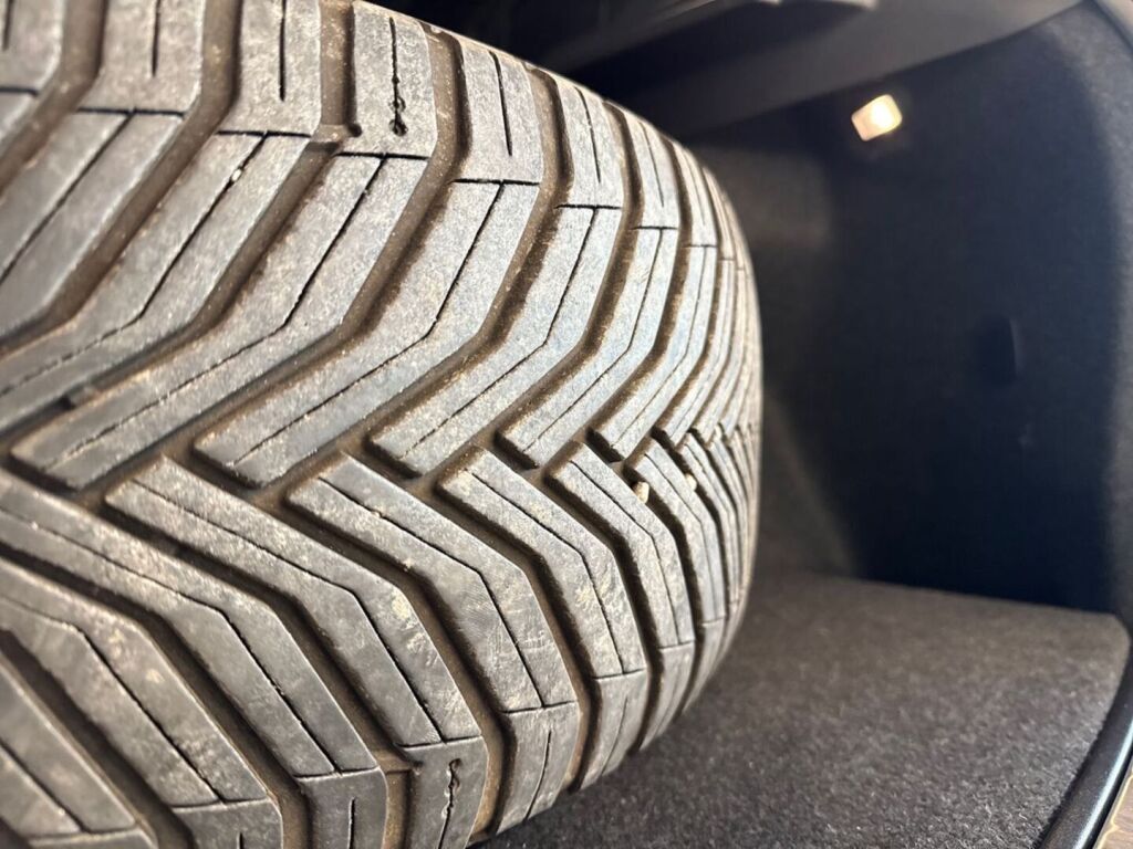 Volvo C40 2023 Vihreä