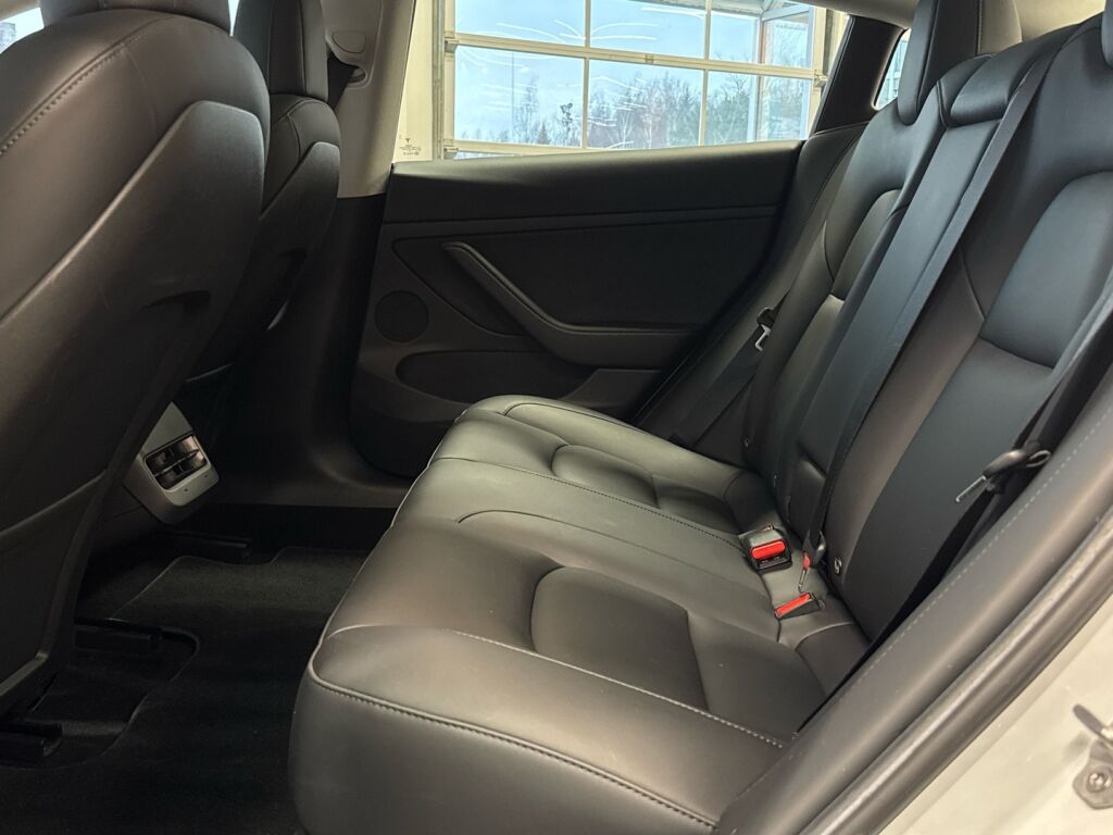 Tesla Model 3 2021 Valkoinen