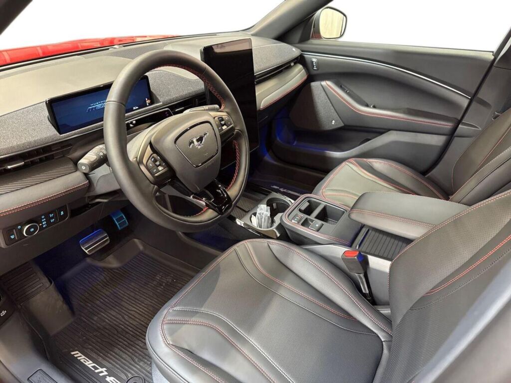 Ford Mustang Mach-E 2026 Punainen