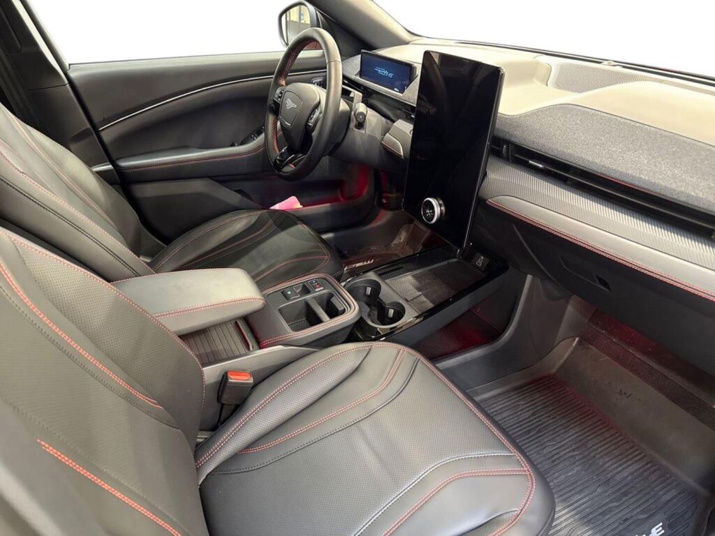 Ford Mustang Mach-E 2026 Punainen