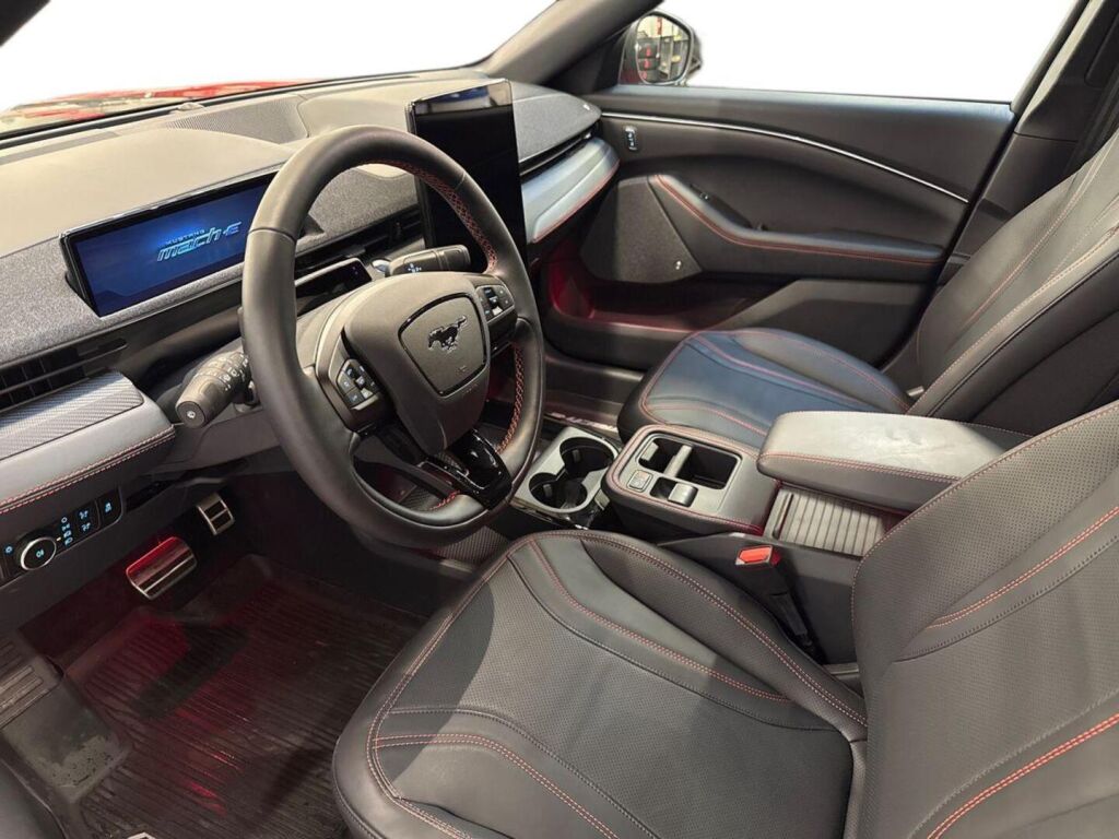 Ford Mustang Mach-E 2026 Punainen