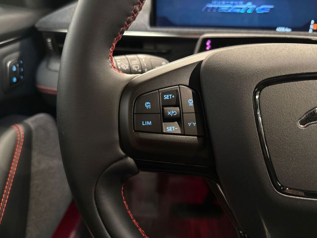 Ford Mustang Mach-E 2026 Punainen