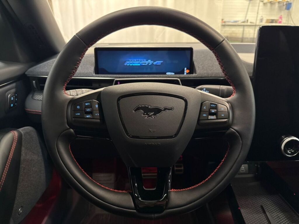 Ford Mustang Mach-E 2026 Punainen