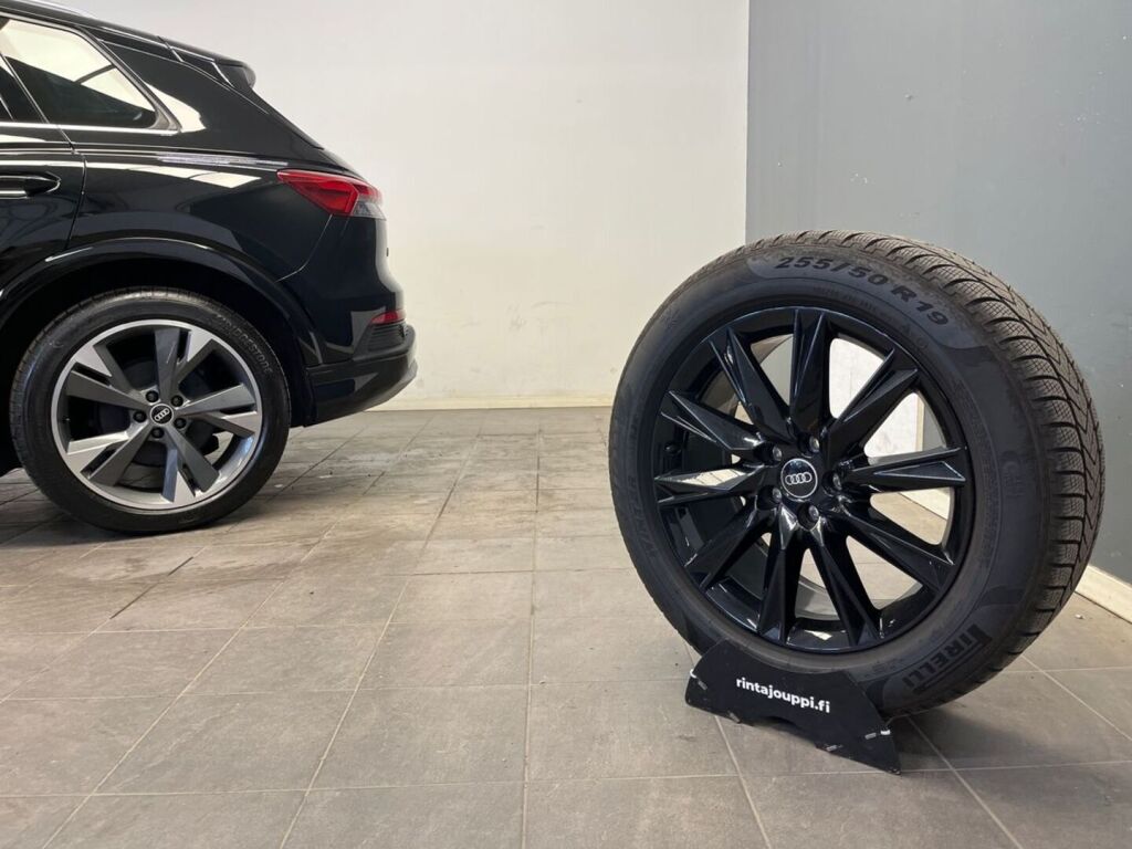 Audi Q4 e-tron 2021 Musta