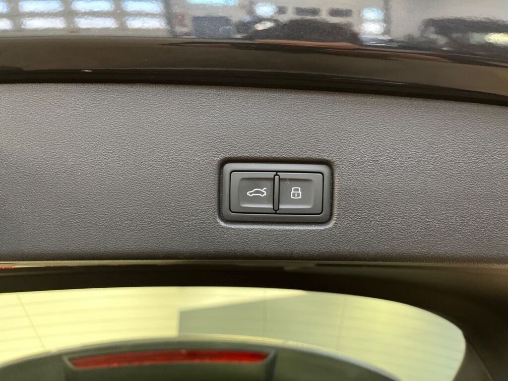 Audi Q4 e-tron 2021 Musta