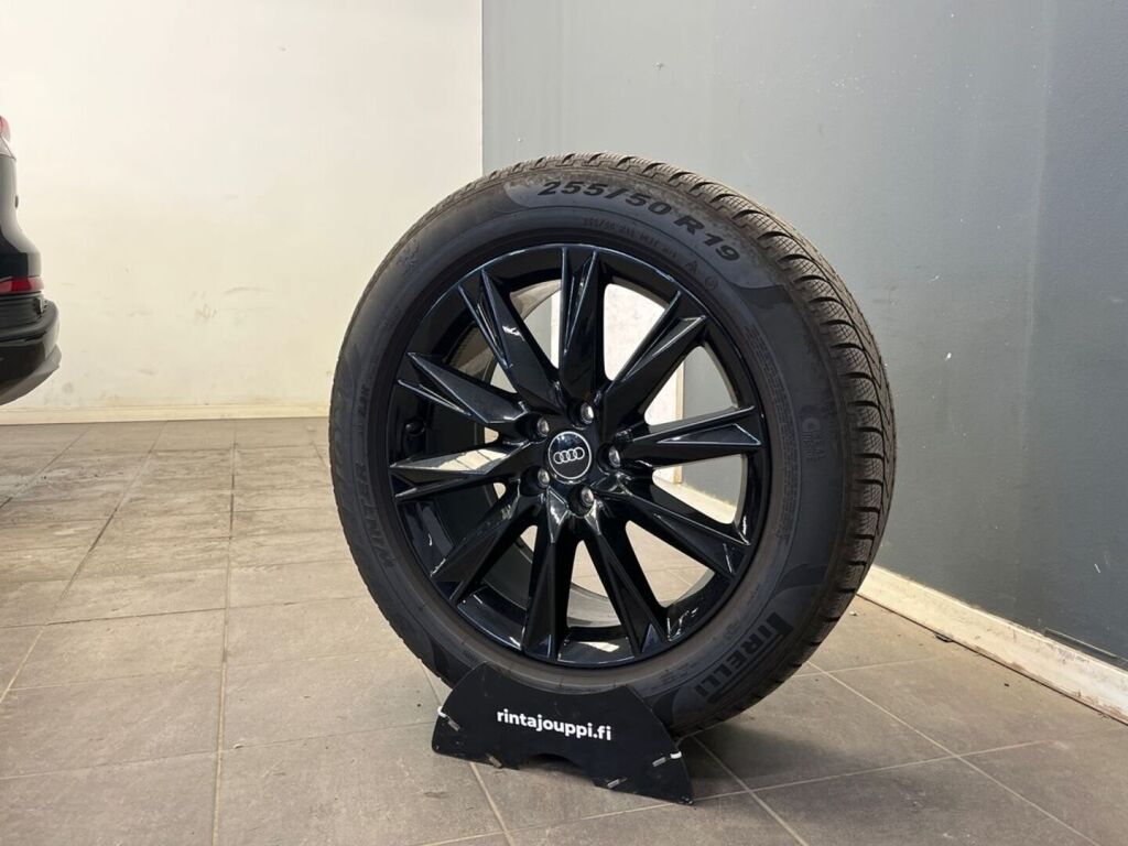 Audi Q4 e-tron 2021 Musta