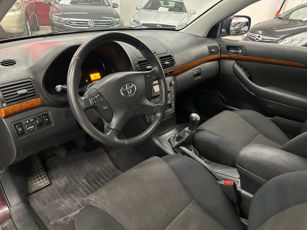 Toyota Avensis 2007 Punainen