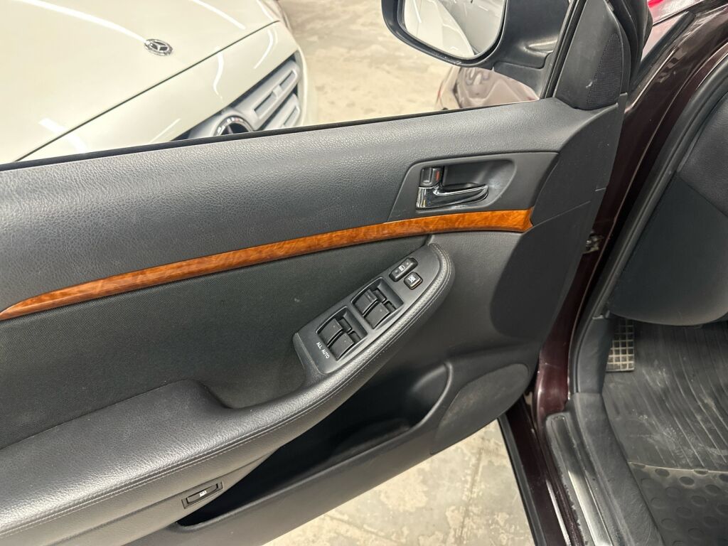 Toyota Avensis 2007 Punainen