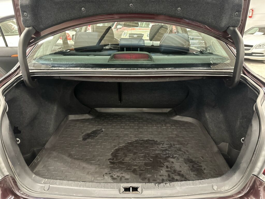 Toyota Avensis 2007 Punainen