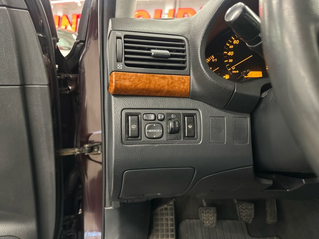 Toyota Avensis 2007 Punainen