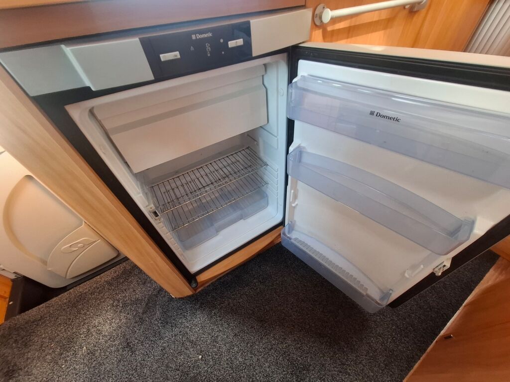 Adria Coral Plus 660 SL 2009 Valkoinen