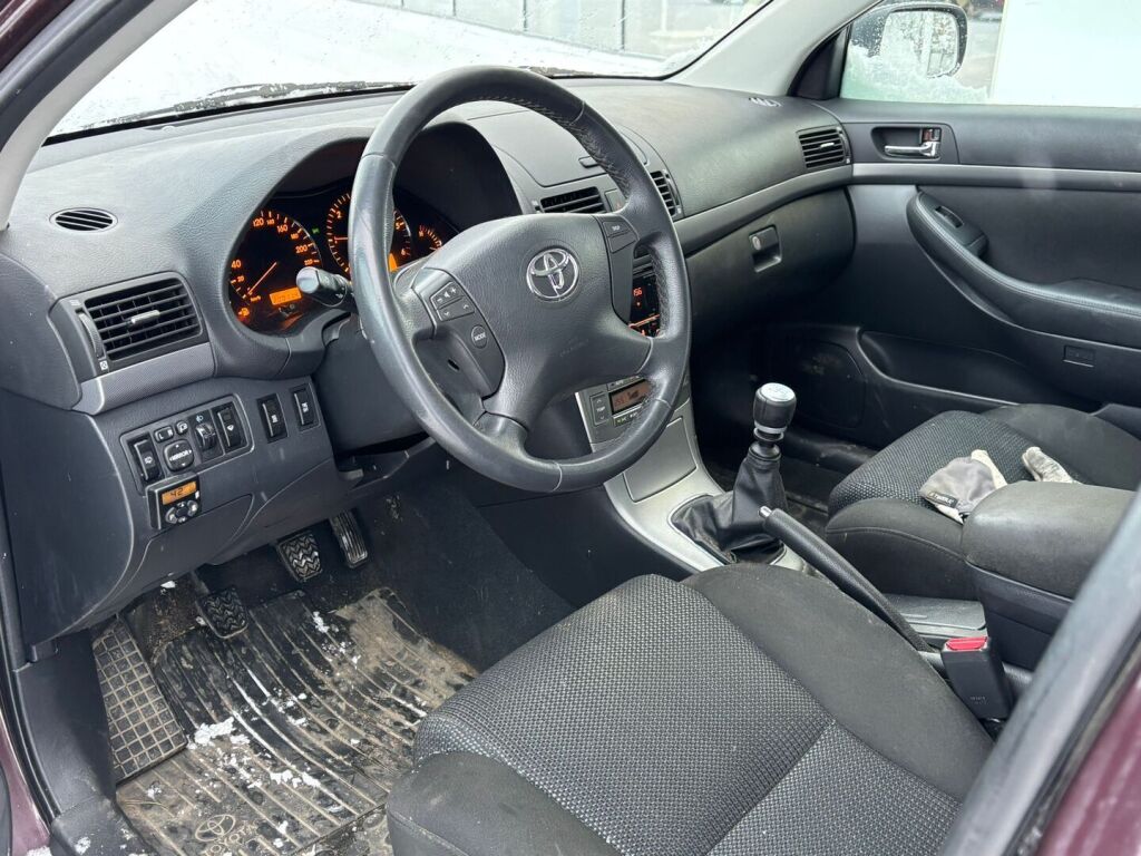 Toyota Avensis 2008 Punainen