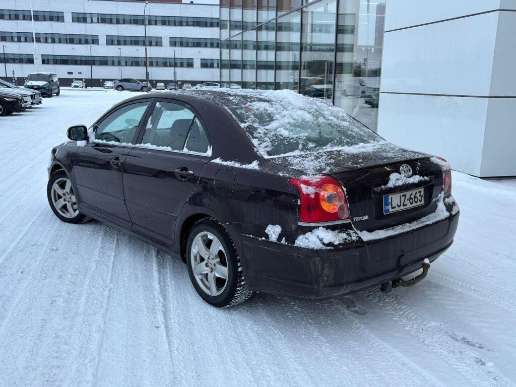 Toyota Avensis 2008 Punainen