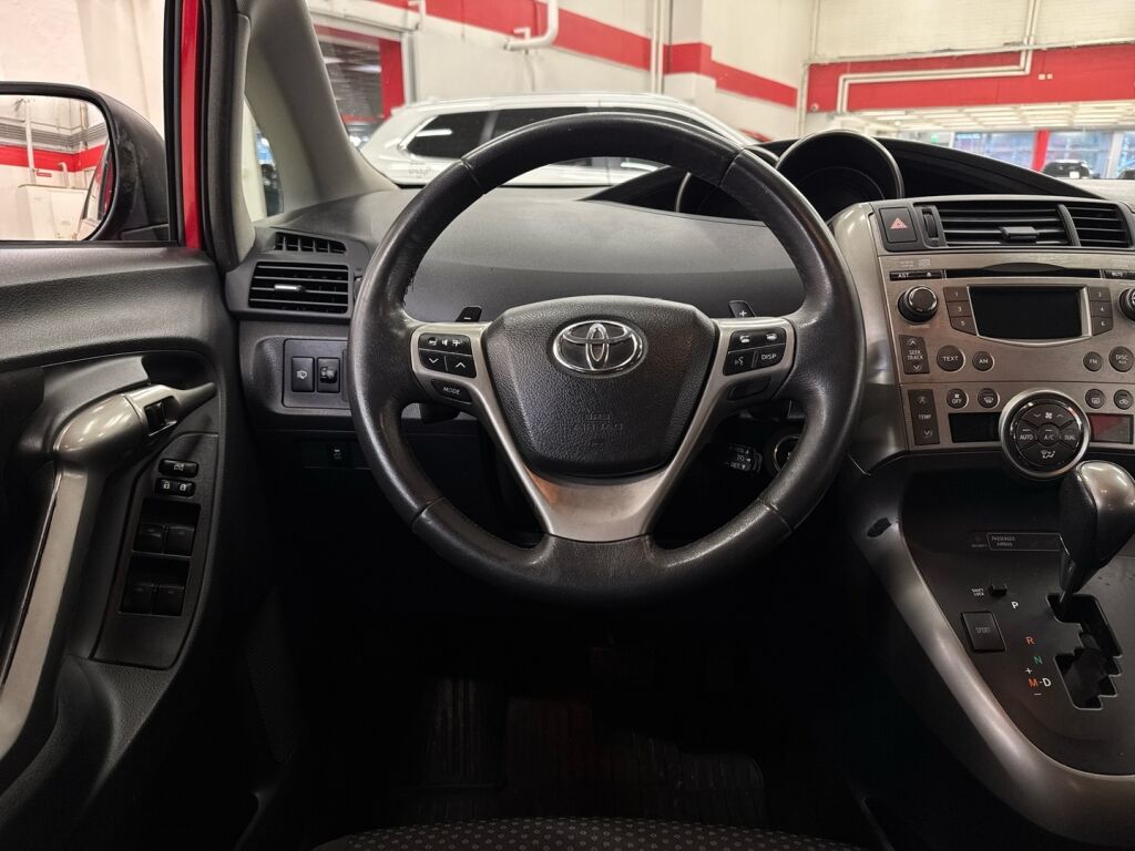 Toyota Verso 2010 Punainen