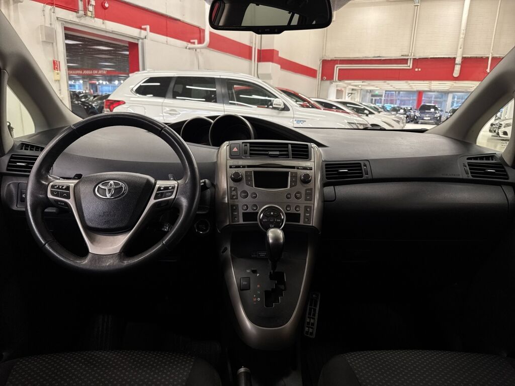 Toyota Verso 2010 Punainen