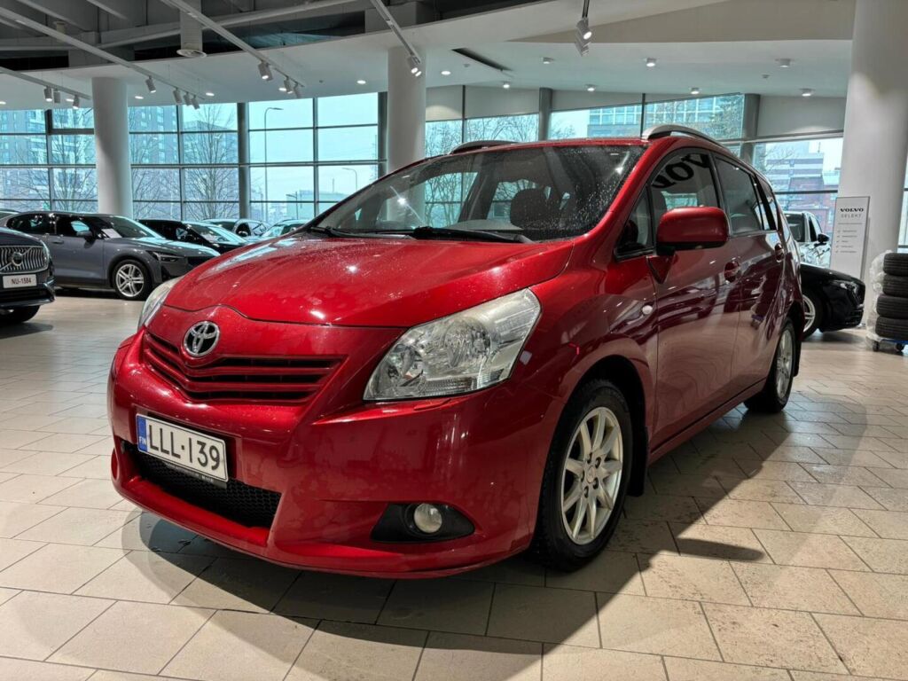 Toyota Verso 2010 Punainen