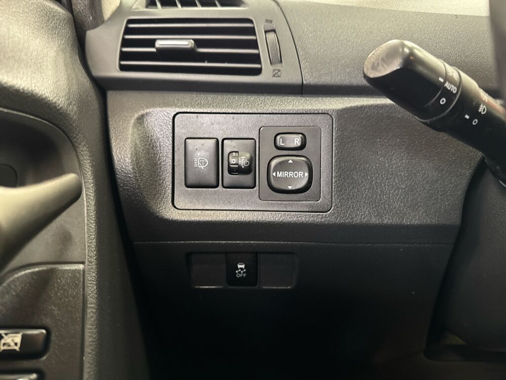 Toyota Verso 2010 Punainen