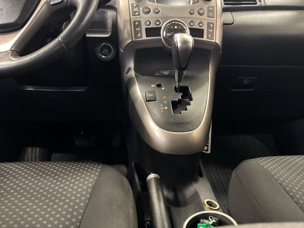 Toyota Verso 2010 Punainen