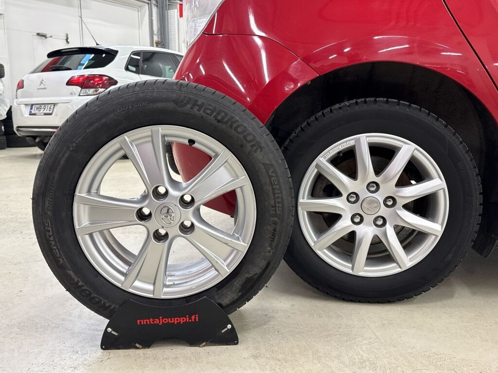 Toyota Verso 2010 Punainen