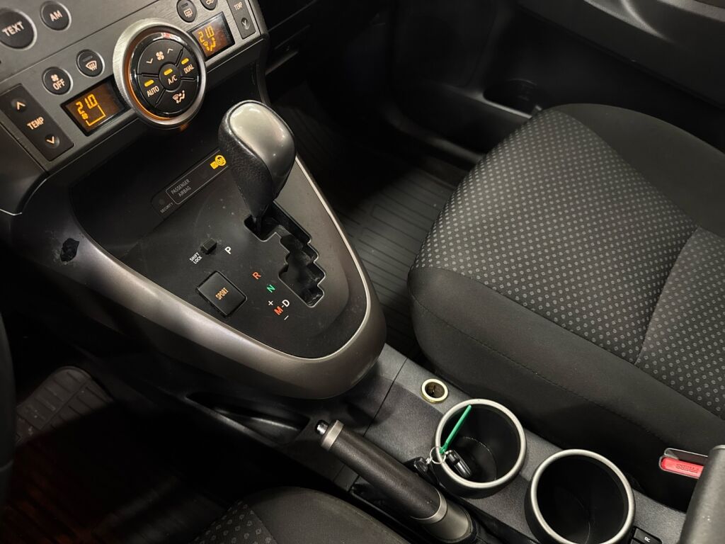 Toyota Verso 2010 Punainen