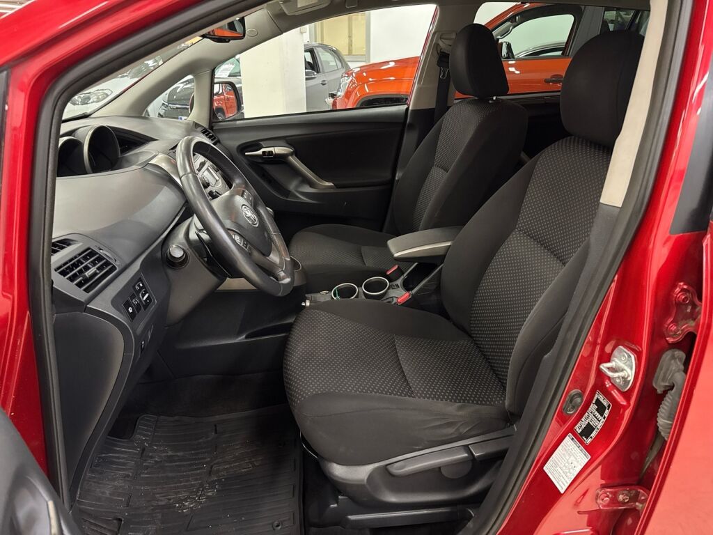 Toyota Verso 2010 Punainen