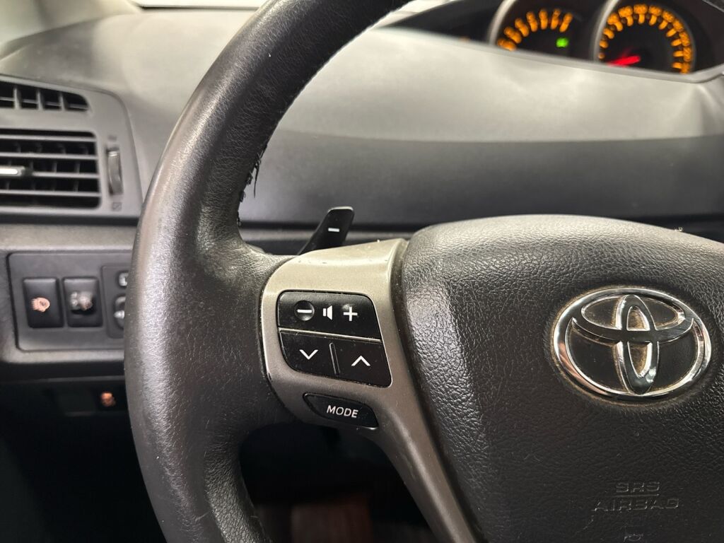 Toyota Verso 2010 Punainen
