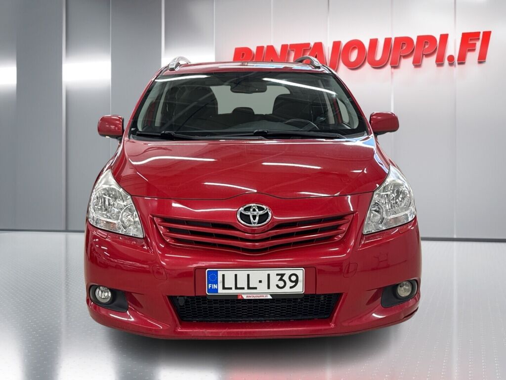 Toyota Verso 2010 Punainen