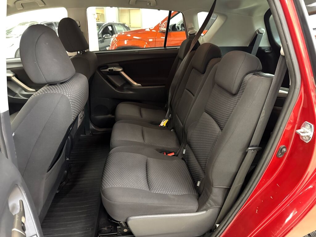 Toyota Verso 2010 Punainen