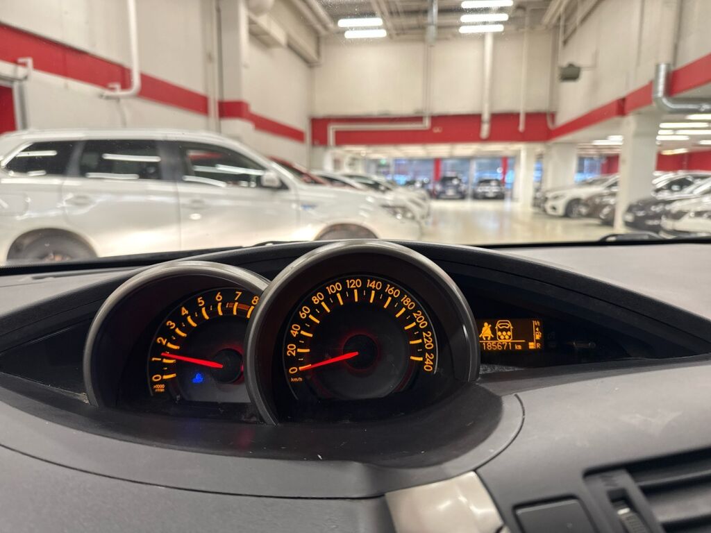 Toyota Verso 2010 Punainen