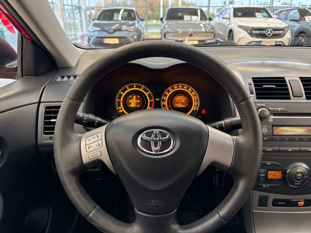 Toyota Corolla 2010 Punainen