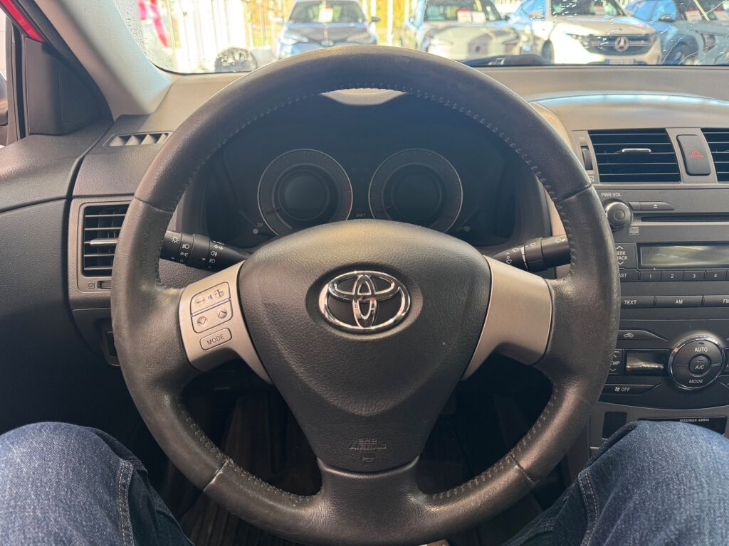 Toyota Corolla 2010 Punainen