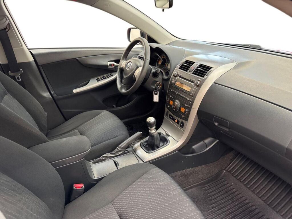 Toyota Corolla 2010 Punainen