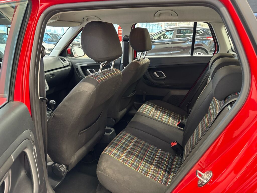 Skoda Fabia 2013 Punainen