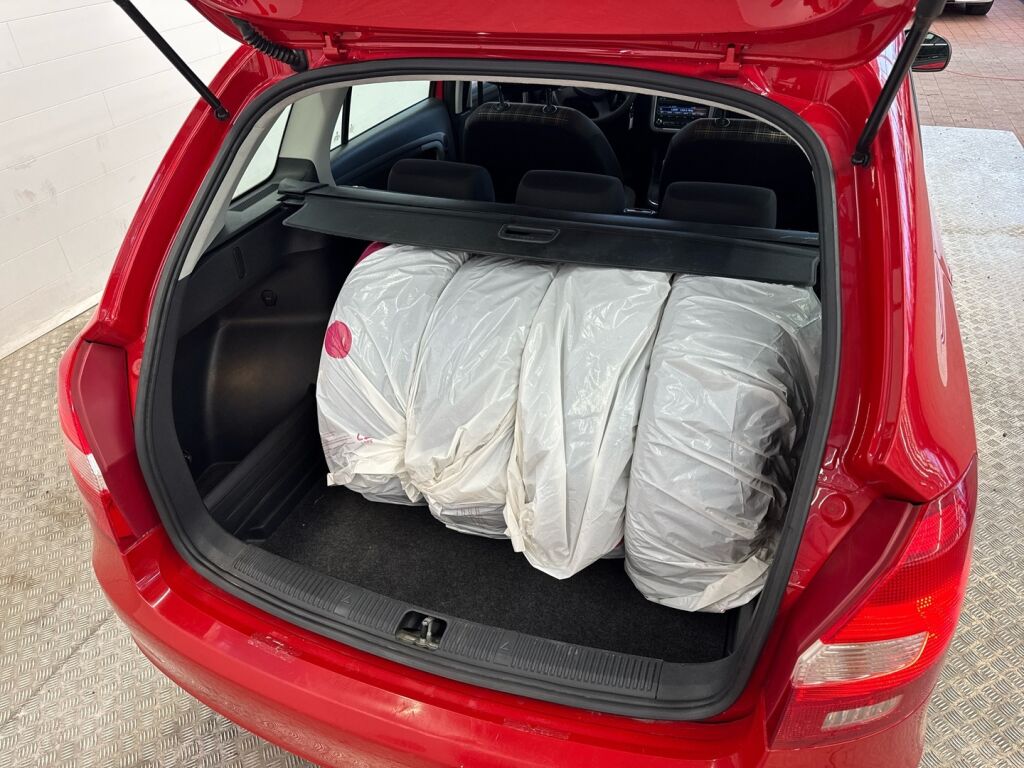 Skoda Fabia 2013 Punainen