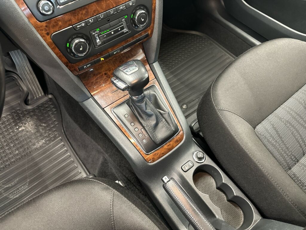Skoda Octavia 2012 Ruskea (beige)
