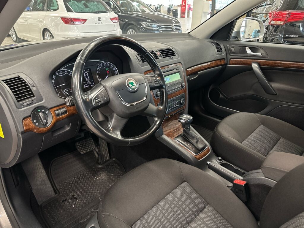 Skoda Octavia 2012 Ruskea (beige)