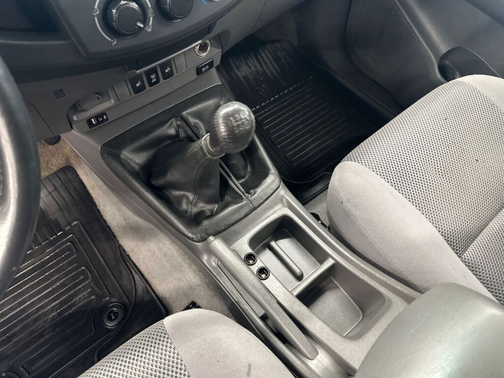 Toyota Hilux 2013 Musta