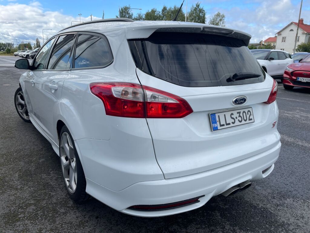 Ford Focus 2014 Valkoinen
