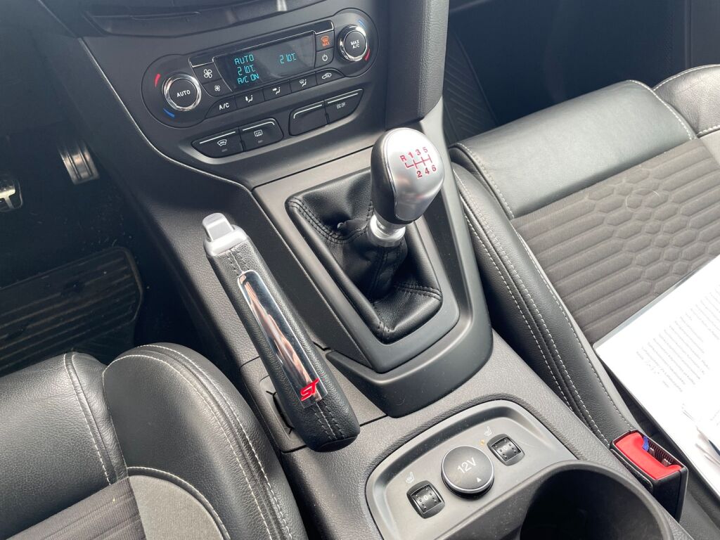 Ford Focus 2014 Valkoinen