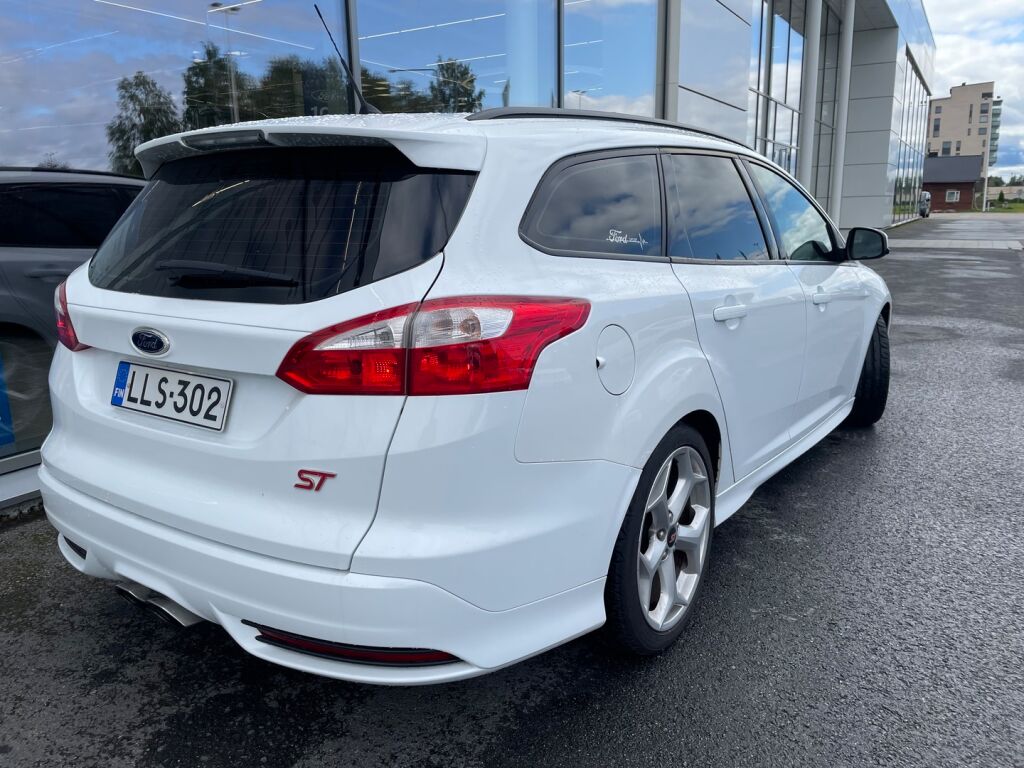 Ford Focus 2014 Valkoinen