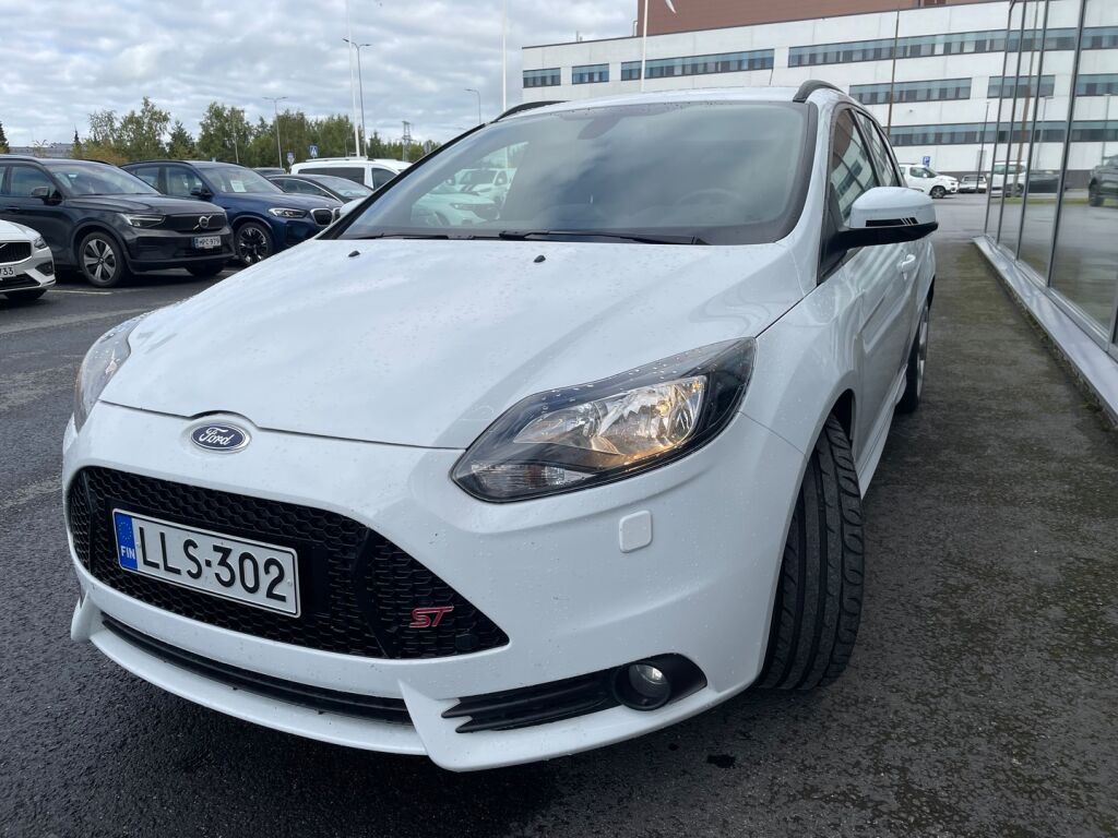 Ford Focus 2014 Valkoinen