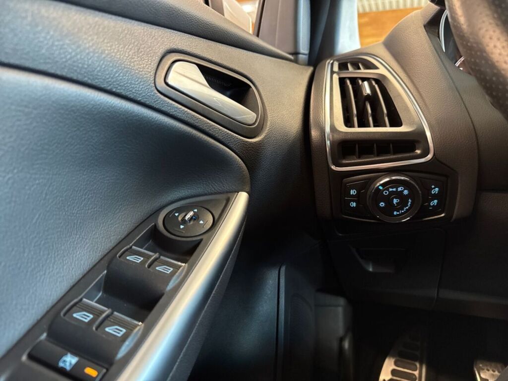 Ford Focus 2014 Valkoinen